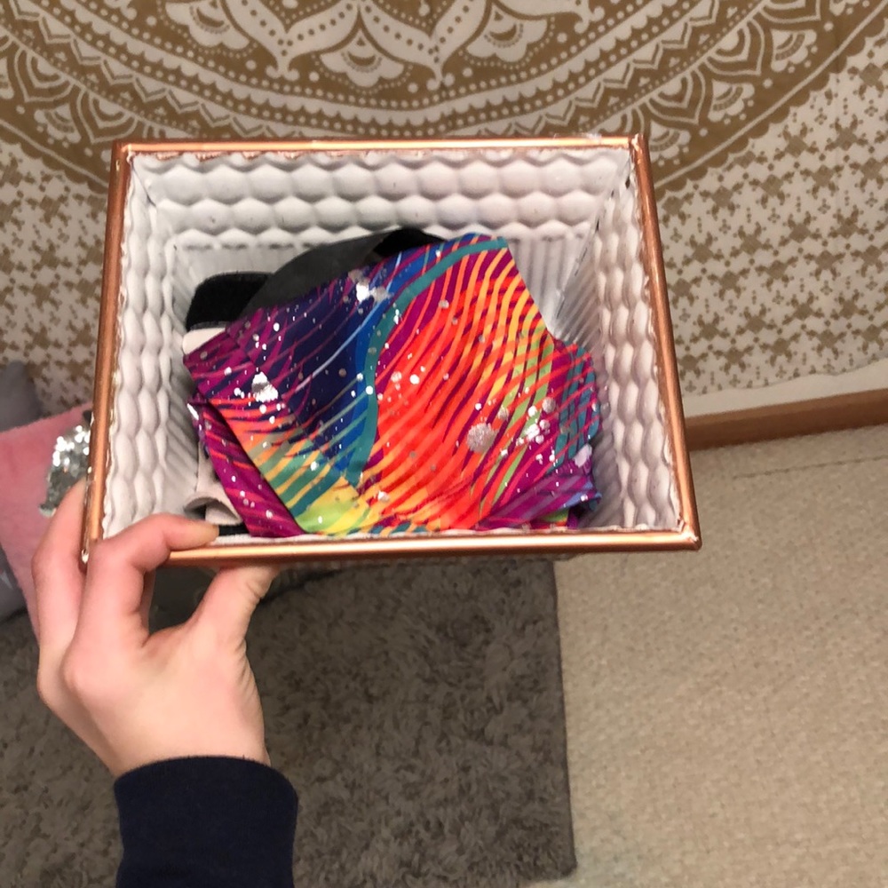 Gold box - Picture 3 of 3